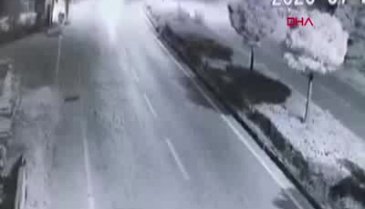 Bursa'da elektrik direğine çarpan otomobil ikiye bölündü: 3 ölü, 1 yaralı (Güvenlik Kamerası)