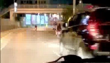 Trafikte üç çocukla kasksız motosikletli yolculuk