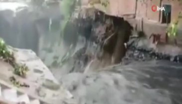 Hindistan'da şiddetli yağışlar sürüyor
