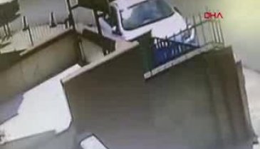 15 saniyede 2 kilo altını çalıp kaçtılar
