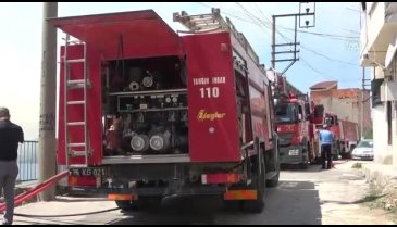 Bursa'da kendi evini yaktı, söndürmek isteyen itfaiyeye balta ile saldırdı