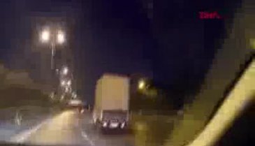 Kucağında çocukla kamyonet kullandı