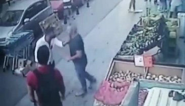 Bıçaklı dehşet kameralara yansıdı
