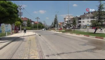 Bursa'da kontrolden çıkan otomobil durağa ve ağaca çarptı: 2 yaralı
