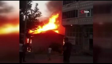 Bursa'da iki katlı bina alevler içinde kaldı