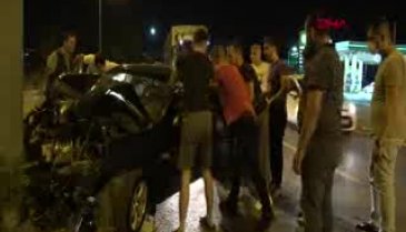 Bursa'da kazada, araçta sıkışan sürücüyü vatandaşlar kurtardı