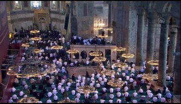 Diyanet İşleri Başkanı Erbaş, hutbeyi elinde kılıçla okudu