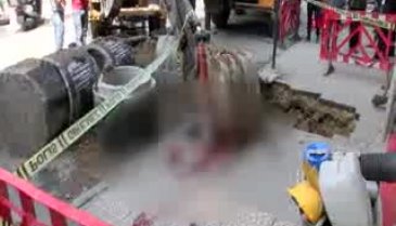 Arıza yapan iş makinesinin kepçesi altında kalan işçi hayatını kaybetti