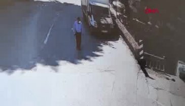 Bursa'da sürücüsünün el frenini çekmeyi unuttuğu araç, kanala böyle uçtu