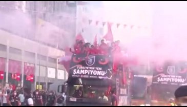 Şampiyon, üstü açık otobüsle stada geldi