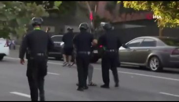 ABD'de bir eylemci polisi yere yıktı