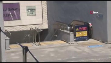 Metro istasyonu yürüyen merdivenine binen kadın dehşeti yaşadı