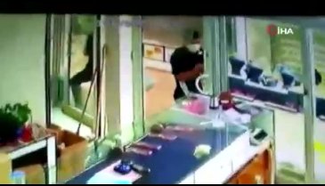 Gözü dönmüş soyguncu, aynı kuyumcuyu birkaç dakika arayla iki kez soydu