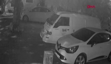 Çürüyen ağaç dalı 2 otomobilin üzerine böyle devrildi