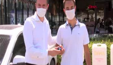 YKS'de birinci olan öğrencisine otomobilini hediye etti!