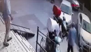 Sokak ortasında babasını sopayla dövdü