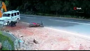 Hindistan'da motosikletli genç ölümden döndü