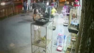 Dehşet anları kamerada! Sopalarla iş yerini bastılar