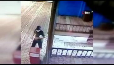 Bursa'da sakızlı telle camiden paraları böyle çaldı