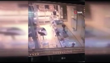 Kuyumcuya silahlı saldırı kamerada