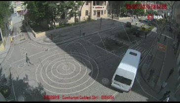 Aracı arıza yapan sürücünün yardımına polis memuru yetişti