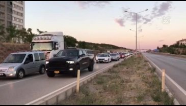 Kilit kavşakta uzun araç kuyruğu oluştu