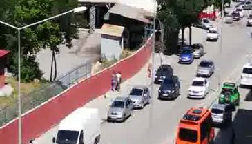 Cadde ortasında annesini döven gence, tekme tokat dayak!