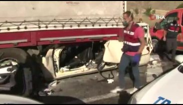 Park halindeki TIR'a arkadan çarptı: 5 ölü