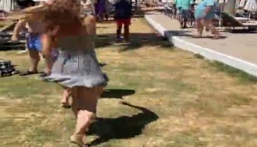 Ünlü çiftten plajda dans şov