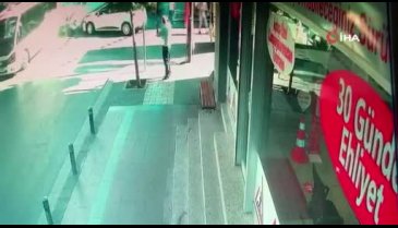 Feci kaza! Ambulans, minibüs ve otomobile çarptı