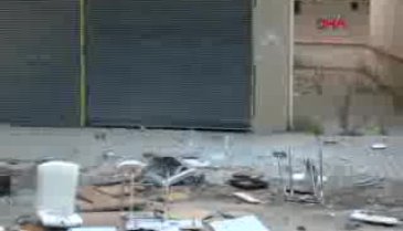 Bursa'da sinir krizi geçiren kadın, evdeki eşyaları sokağa fırlattı