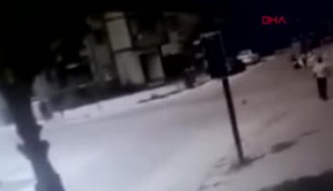 Bursa'da otomobil ile bisikletin çarpışma anı kamerada: Baba oğul yaralandı