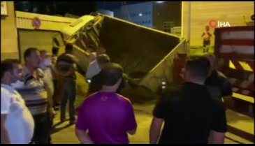 Kamyonetin ağırlığına dayanamayan yol çöktü!