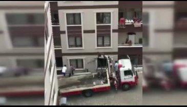 Bursa'da duvarda asılı kalan araçta can pazarı