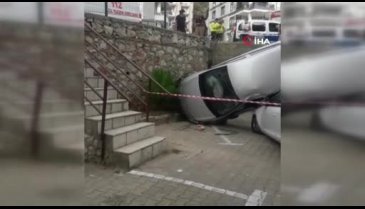 Bursa'da otomobil, istinat duvarından başka aracın üstüne uçtu