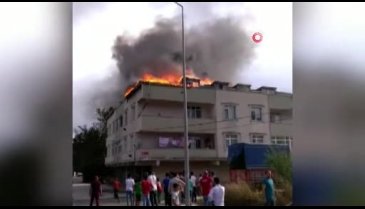 Mangaldan tutuşan çatı, alev alev yandı