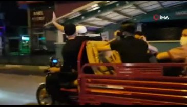 Bursa'da kucak kucağa ama maskeli