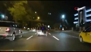 Bursa'da çocukların ve gençlerin camlardan çıktığı tehlikeli düğün konvoyu yolculuğu kamerada