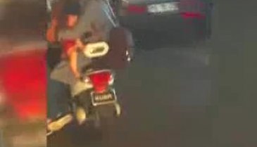 Bursa'da kucaktaki bebek ile tehlikeli yolculuk kamerada
