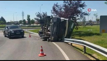 Bursa'da beton yüklü kamyon bariyerlere çarparak yan yattı