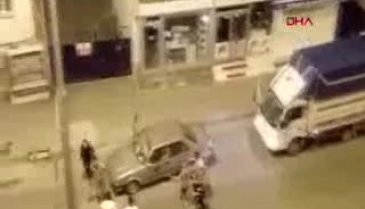 Cami duvarına tuvaletini yapan kişiyi uyardı, kafasında şişe kırdılar