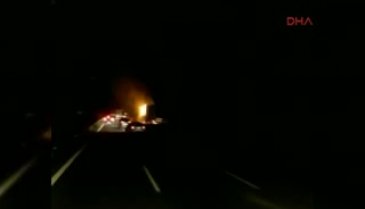 Bursa'da kağıt yüklü TIR'ın dorsesi yandı