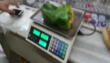 Bursa'da 1 kilo ağırlığındaki dev dolmalık biberlerine alıcı bulamıyor