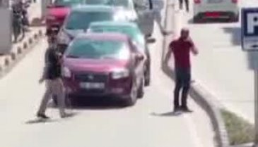 Aracıyla kaçarken 9 araca çarpan şüphelinin yakalanma anı kamerada