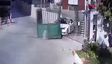 Yönetime kızdı, otomobille site kapısını yerinden böyle söktü