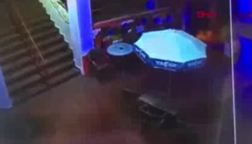 Otomobil çay bahçesine böyle devrildi