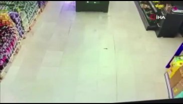 Yere düşen parayı önce ayağıyla gizledi sonra cebine attı
