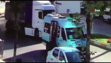 Minibüsten indirilen fazla yolcu camı yumruklayarak kırdı
