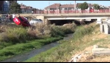 Bursa'da başkasına yol vermek isterken dereye uçuyordu