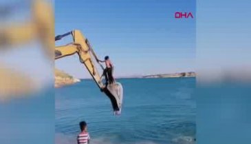 Kepçe operatöründen çocukların tehlikeli eğlencesine destek